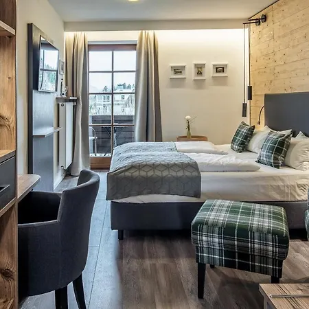 Hotel Neuer Am 3*