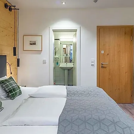 Hotel Neuer Am 3*