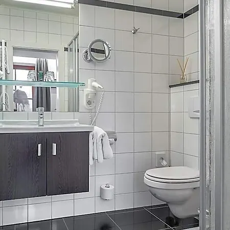 Hotel Neuer Am 3*