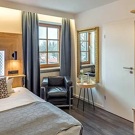 Hotel Neuer Am 3*