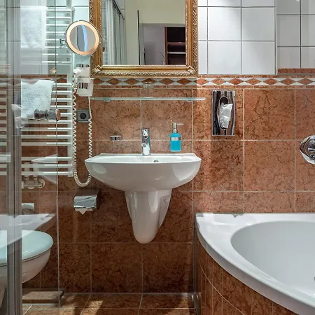 Hotel Neuer Am 3*