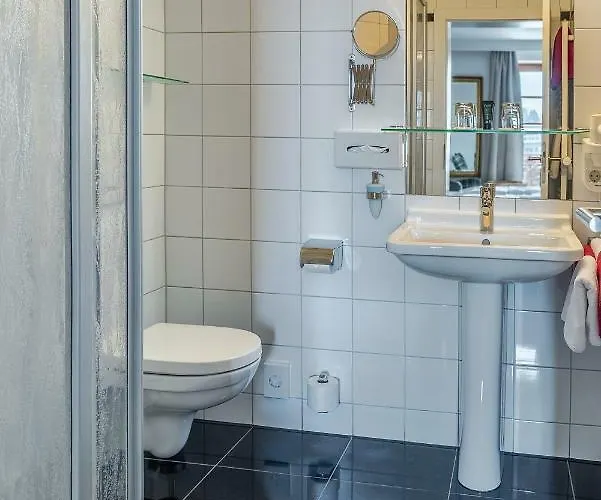 Hotel Neuer Am 3*